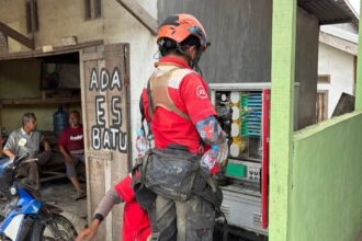 Tim Telkom Akses yang melakukan pemulihan jaringan di wilayah yang terdampak banjir dan tanah longsor di Sumatera. Foto: Telkom Indonesia