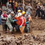 Petugas mengevakuasi warga yang tertimbun longsor di Kabupaten Karo, Provinsi Sumatra Utara. Foto: BNPB