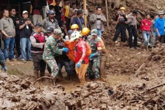 Petugas mengevakuasi warga yang tertimbun longsor di Kabupaten Karo, Provinsi Sumatra Utara. Foto: BNPB