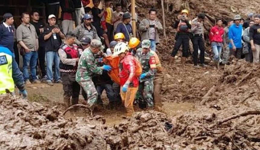 Petugas mengevakuasi warga yang tertimbun longsor di Kabupaten Karo, Provinsi Sumatra Utara. Foto: BNPB