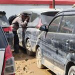 Polisi menyisir dan memeriksa sejumlah mobil yang terlantar akibat terdampak banjir di sepanjang jalur utama hingga SPBU Tanah Terban, Senin (8/12/2025). Foto: Ist