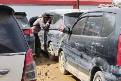 Polisi menyisir dan memeriksa sejumlah mobil yang terlantar akibat terdampak banjir di sepanjang jalur utama hingga SPBU Tanah Terban, Senin (8/12/2025). Foto: Ist