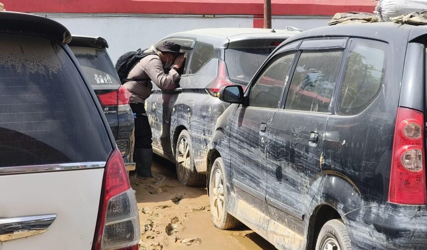Polisi menyisir dan memeriksa sejumlah mobil yang terlantar akibat terdampak banjir di sepanjang jalur utama hingga SPBU Tanah Terban, Senin (8/12/2025). Foto: Ist