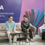 POH Kepala Biro Strategic Corporate Branding dan TJSL PERURI, Yahdi Lil Ihsan dan Holongan Simanjuntak, Coordinator of Channel Management PERURI bersama Fajar Himawan, Livestream Specialist, dalam kegiatan menghadirkan program Peruri Literasi dan Edukasi Masyarakat Digital (PRISMA) di Melting Pop, M Bloc Space Jakarta, Selasa (9/12/2025). Foto: Ist
