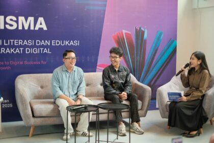 POH Kepala Biro Strategic Corporate Branding dan TJSL PERURI, Yahdi Lil Ihsan dan Holongan Simanjuntak, Coordinator of Channel Management PERURI bersama Fajar Himawan, Livestream Specialist, dalam kegiatan menghadirkan program Peruri Literasi dan Edukasi Masyarakat Digital (PRISMA) di Melting Pop, M Bloc Space Jakarta, Selasa (9/12/2025). Foto: Ist