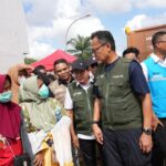 Kepala Badan Pengelola Badan Usaha Milik Negara (BP BUMN) sekaligus COO Danantara Dony Oskaria bersama Direktur Utama BRI Hery Gunardi, secara langsung menyalurkan bantuan bagi korban terdampak bencana di Kabupaten Aceh Tamiang, Provinsi Aceh, pada Jumat (19/12). Foto: Dok BRI