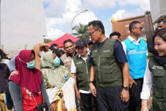 Kepala Badan Pengelola Badan Usaha Milik Negara (BP BUMN) sekaligus COO Danantara Dony Oskaria bersama Direktur Utama BRI Hery Gunardi, secara langsung menyalurkan bantuan bagi korban terdampak bencana di Kabupaten Aceh Tamiang, Provinsi Aceh, pada Jumat (19/12). Foto: Dok BRI
