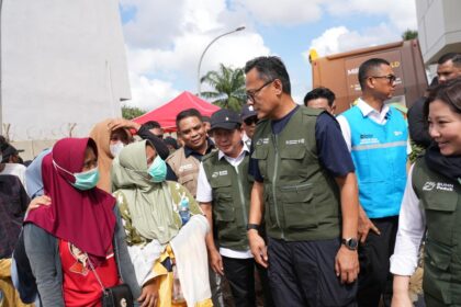 Kepala Badan Pengelola Badan Usaha Milik Negara (BP BUMN) sekaligus COO Danantara Dony Oskaria bersama Direktur Utama BRI Hery Gunardi, secara langsung menyalurkan bantuan bagi korban terdampak bencana di Kabupaten Aceh Tamiang, Provinsi Aceh, pada Jumat (19/12). Foto: Dok BRI