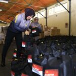 Personel Polri tengah menyiapkan bantuan dihimpun dari gudang logistik Polri untuk didistribusi ke masing-masing wilayah terdampak bencana di Aceh, Sumatra Utara, dan Sumatra Barat, Rabu (10/12/2025). Foto: Ist