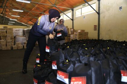 Personel Polri tengah menyiapkan bantuan dihimpun dari gudang logistik Polri untuk didistribusi ke masing-masing wilayah terdampak bencana di Aceh, Sumatra Utara, dan Sumatra Barat, Rabu (10/12/2025). Foto: Ist