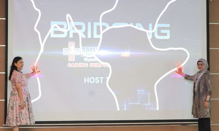 CEO AdMedika Dian Prambini (kanan) dan Managing Director Bethsaida Healthcare dr. Magdalena (kiri) saat meresmikan implementasi Host to Host Bridging System antara Sistem Informasi Manajemen Rumah Sakit (SIMRS) Bethsaida dengan sistem AdMedika untuk layanan rawat jalan dan rawat inap di auditorium Bethsaida Hospital Gading Serpong, beberapa waktu yang lalu. Foto: Telkom Indonesia