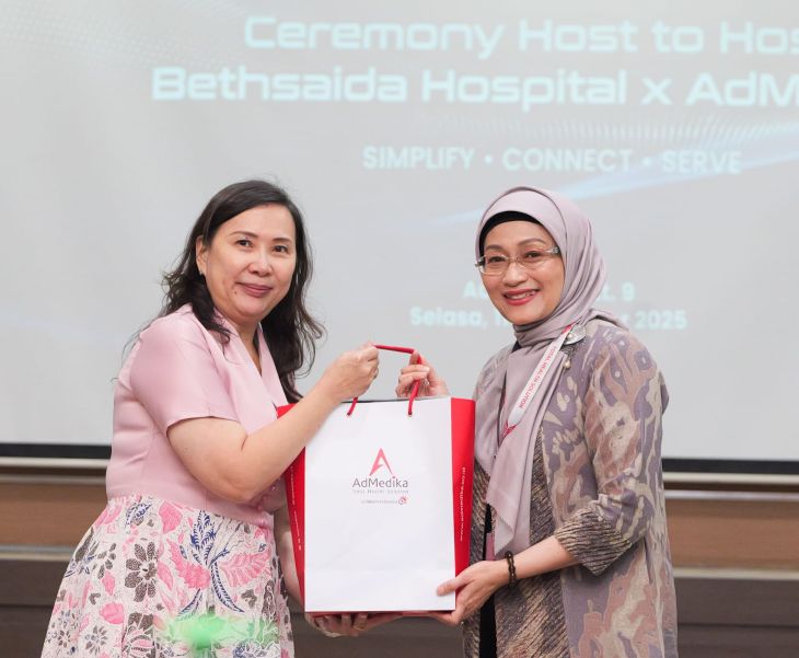 CEO AdMedika Dian Prambini (kanan) saat memberikan cinderamata kepada Managing Director Bethsaida Healthcare dr. Magdalena (kiri) pada acara peresmian implementasi Host to Host Bridging System antara Sistem Informasi Manajemen Rumah Sakit (SIMRS) Bethsaida dengan sistem AdMedika untuk layanan rawat jalan dan rawat inap di auditorium Bethsaida Hospital Gading Serpong, beberapa waktu yang lalu. Foto: Telkom Indonesia