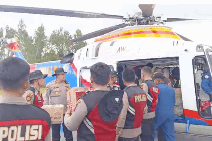 Polri melakukan airdrop untuk menjangkau daerah terisolir di Aceh, Sumut, dan Sumbar.