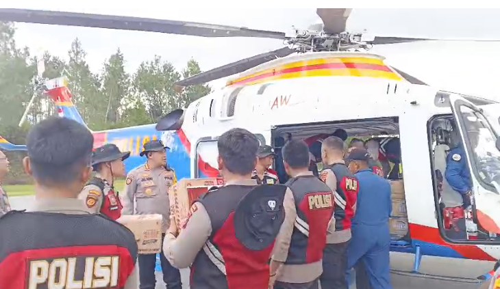 Polri melakukan airdrop untuk menjangkau daerah terisolir di Aceh, Sumut, dan Sumbar.