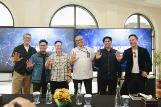 Konferensi pers bersama band Kerispatih dan Direktur Operasional & Transformasi Digital Jakarta Experience Board, Bogi Aditya di The Tavia Heritage Hotel pada Senin (15/12/2025) siang. (Alidrian Fahwi/ipol.id).