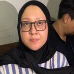 Ayu Puspita digiring petugas ke Polres Metro Jakarta Utara usai ditetapkan sebagai tersangka kasus penipuan WO. Foto: IG @24jam.indo