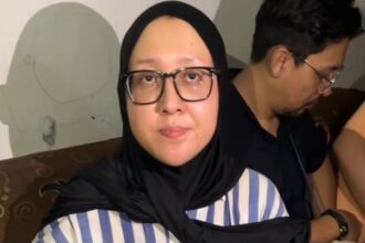 Ayu Puspita digiring petugas ke Polres Metro Jakarta Utara usai ditetapkan sebagai tersangka kasus penipuan WO. Foto: IG @24jam.indo