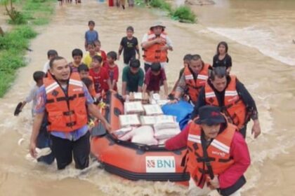BNI bergerak cepat menyalurkan bantuan tanggap darurat bagi masyarakat terdampak bencana alam berupa banjir bandang, tanah longsor, dan cuaca ekstrem yang melanda sejumlah daerah di Sumatra Barat dalam beberapa hari terakhir. Foto: Dok BNI