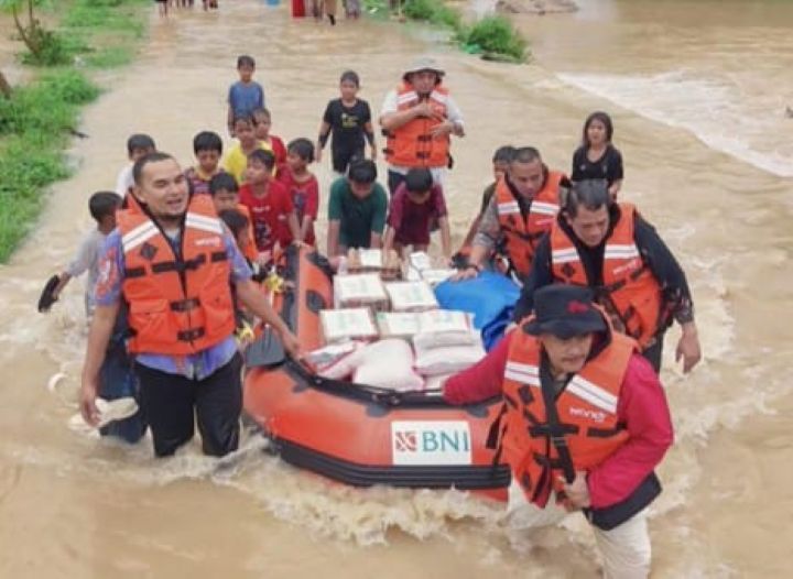 BNI bergerak cepat menyalurkan bantuan tanggap darurat bagi masyarakat terdampak bencana alam berupa banjir bandang, tanah longsor, dan cuaca ekstrem yang melanda sejumlah daerah di Sumatra Barat dalam beberapa hari terakhir. Foto: Dok BNI