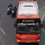 Ilustrasi bus Transjakarta listrik yang ditabrak pesepeda.(Foto istimewa)