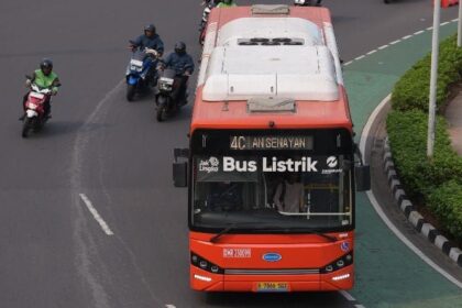 Ilustrasi bus Transjakarta listrik yang ditabrak pesepeda.(Foto istimewa)