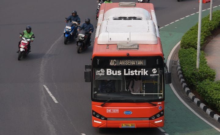 Ilustrasi bus Transjakarta listrik yang ditabrak pesepeda.(Foto istimewa)