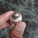 Batu badar emas memiliki tampilan fisik, membuat batu yang tengah melalui proses alami tampak mencolok dan terkesan mewah, Senin (1/12/2025). Foto: Joesvicar Iqbal/ipol.id