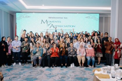 Seluruh tamu undangan bersama jajaran Manajemen dan Sales Maketing TeamThe Grove Suites by Grand Aston. (istimewa).