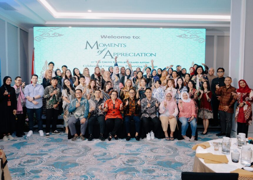 Seluruh tamu undangan bersama jajaran Manajemen dan Sales Maketing TeamThe Grove Suites by Grand Aston. (istimewa).