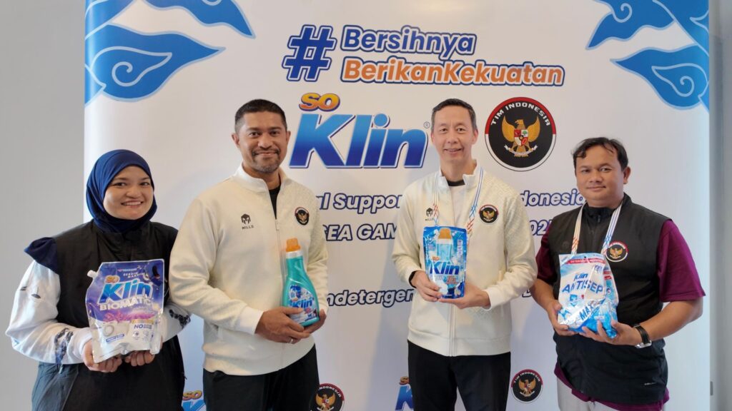 Direktur Tim Indonesia Richard Sam Bera (kedua dari kanan) beserta jajaran ofisial Tim Indonesia di SEA Games Thailand 2025. (dok. SoKlin)