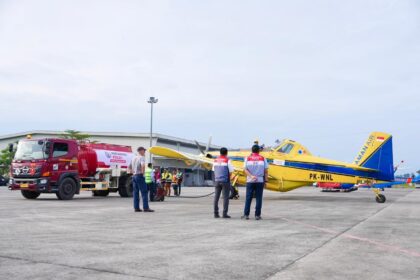 Direktur Utama Pertamina Kawal Pengiriman BBM ke Bener Meriah Gunakan Pesawat Air Tractor dari Kualanamu 3