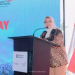Direktur Utama Telkom Dian Siswarini saat memberikan sambutan pada acara peresmian Community Gateway di Stasiun Bumi Merauke, Kabupaten Merauke, Papua Selatan pada Jumat (5/11). Foto: Telkom Indonesia