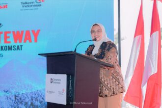 Direktur Utama Telkom Dian Siswarini saat memberikan sambutan pada acara peresmian Community Gateway di Stasiun Bumi Merauke, Kabupaten Merauke, Papua Selatan pada Jumat (5/11). Foto: Telkom Indonesia