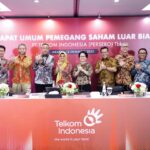 Direktur Utama Telkom Dian Siswarini (keempat dari kiri) bersama jajaran Board of Directors (BOD) TelkomGroup seusai agenda Rapat Umum Pemegang Saham Luar Biasa (RUPSLB), pada Jumat (12/12). Foto: Telkom Indonesia