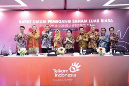Direktur Utama Telkom Dian Siswarini (keempat dari kiri) bersama jajaran Board of Directors (BOD) TelkomGroup seusai agenda Rapat Umum Pemegang Saham Luar Biasa (RUPSLB), pada Jumat (12/12). Foto: Telkom Indonesia