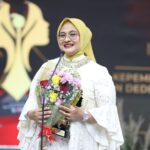 Direktur Utama Telkom Dian Siswarini saat menerima penghargaan Perempuan Inspiratif Awards di studio tvOne di Jakarta, pada Senin (22/12). Foto: Telkom Indonesia