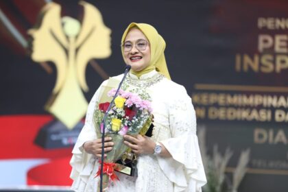 Direktur Utama Telkom Dian Siswarini saat menerima penghargaan Perempuan Inspiratif Awards di studio tvOne di Jakarta, pada Senin (22/12). Foto: Telkom Indonesia