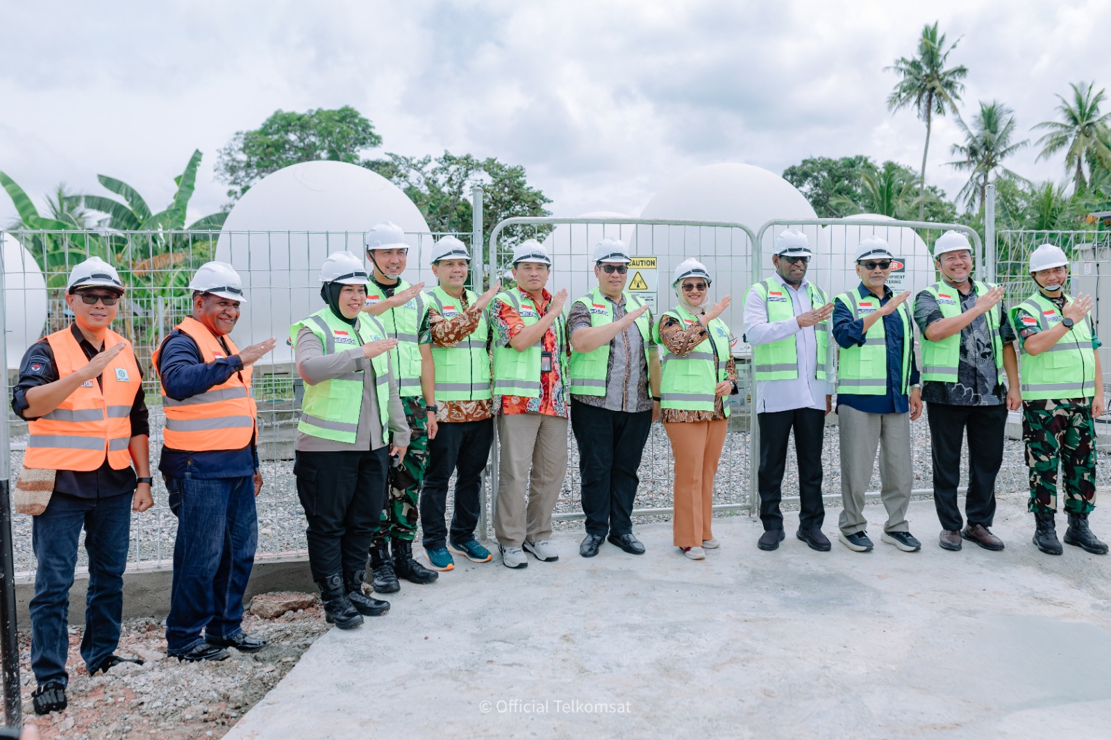 Direktur Utama Telkom Dian Siswarini, Komisaris Telkom Rizal Mallarangeng, Direktur Utama Telkomsat Lukman Hakim Abd Rauf, dan EVP Telkom Regional V Amin Soebagyo saat acara peresmian Community Gateway di Stasiun Bumi Merauke, Kabupaten Merauke, Papua Selatan pada Jumat (5/11). Foto: Telkom Indonesia 