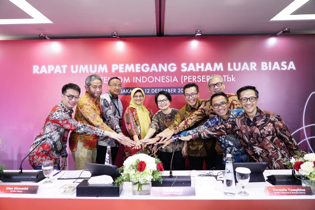 Spin-off InfraNexia Disetujui, Tegaskan Langkah Penguatan Bisnis Infrastruktur TelkomGroup 2 Direktur Utama Telkom Dian Siswarini (keempat dari kiri) bersama jajaran Board of Directors (BOD) TelkomGroup seusai agenda Rapat Umum Pemegang Saham Luar Biasa (RUPSLB), pada Jumat (12/12). Foto: Telkom Indonesia