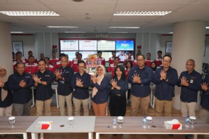 Direktur Utama Telkom Indonesia Dian Siswarini, Komisaris Independen Telkom Ira Noviarti, dan Direktur Human Capital Management Willy Saelan beserta Jajaran saat melakukan peninjauan langsung kesiapan infrastruktur dan layanan ke Posko TelkomGroup Siaga NATARU 2025/2026 di Telkom Regional III, Malang, pada beberapa waktu lalu. Foto: Telkom Indonesia