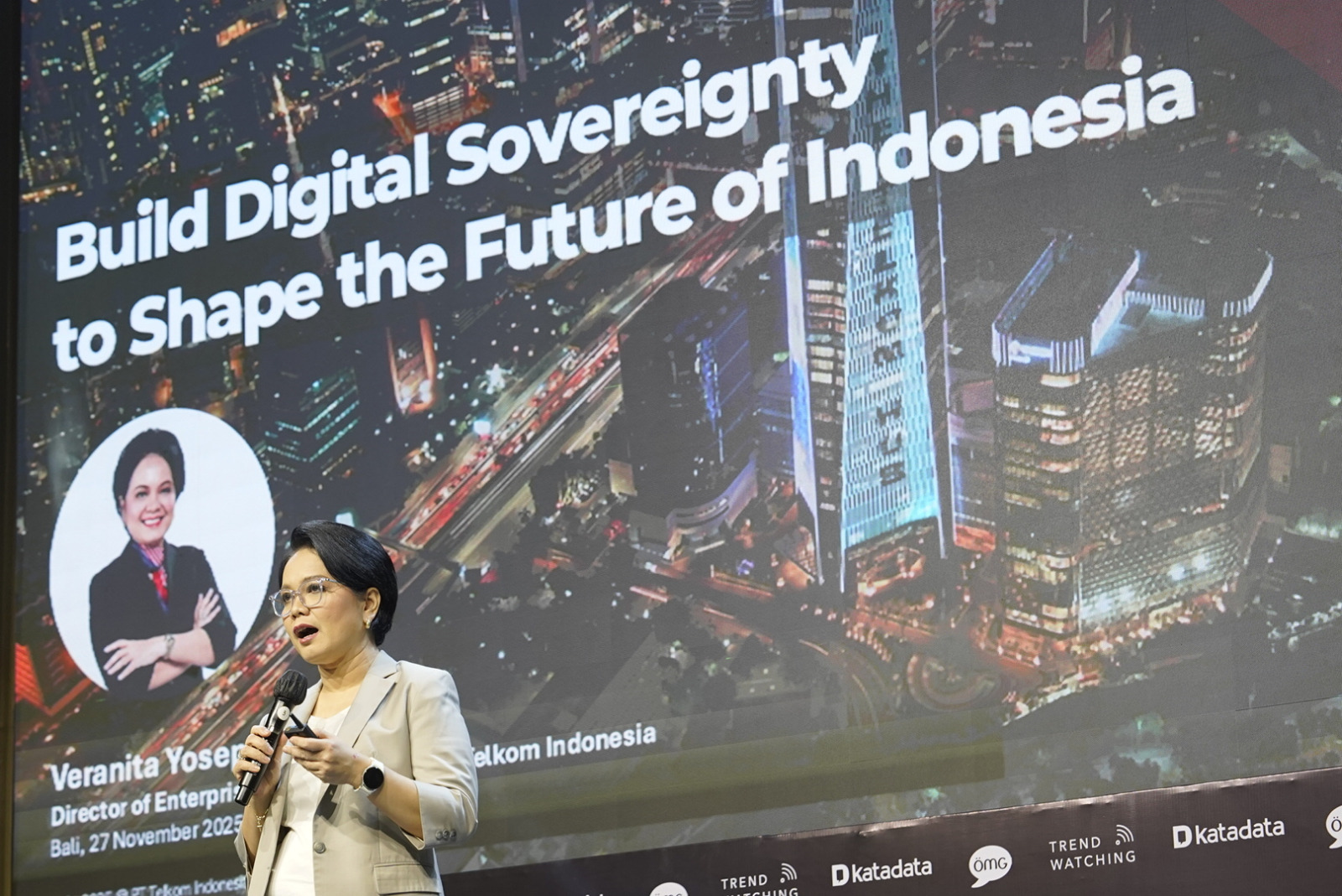 Direktur Enterprise & Business Service Telkom, Veranita Yosephine, dalam Trend Maker Summit 2025, Jimbaran (27/11). Foto: Telkom Indonesia 