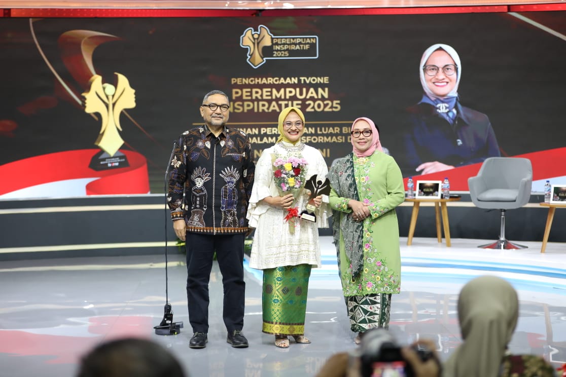 Direktur Utama Telkom Dian Siswarini (tengah) saat menerima penghargaan Perempuan Inspiratif Awards di studio tvOne di Jakarta, pada Senin (22/12). Foto: Telkom Indonesia