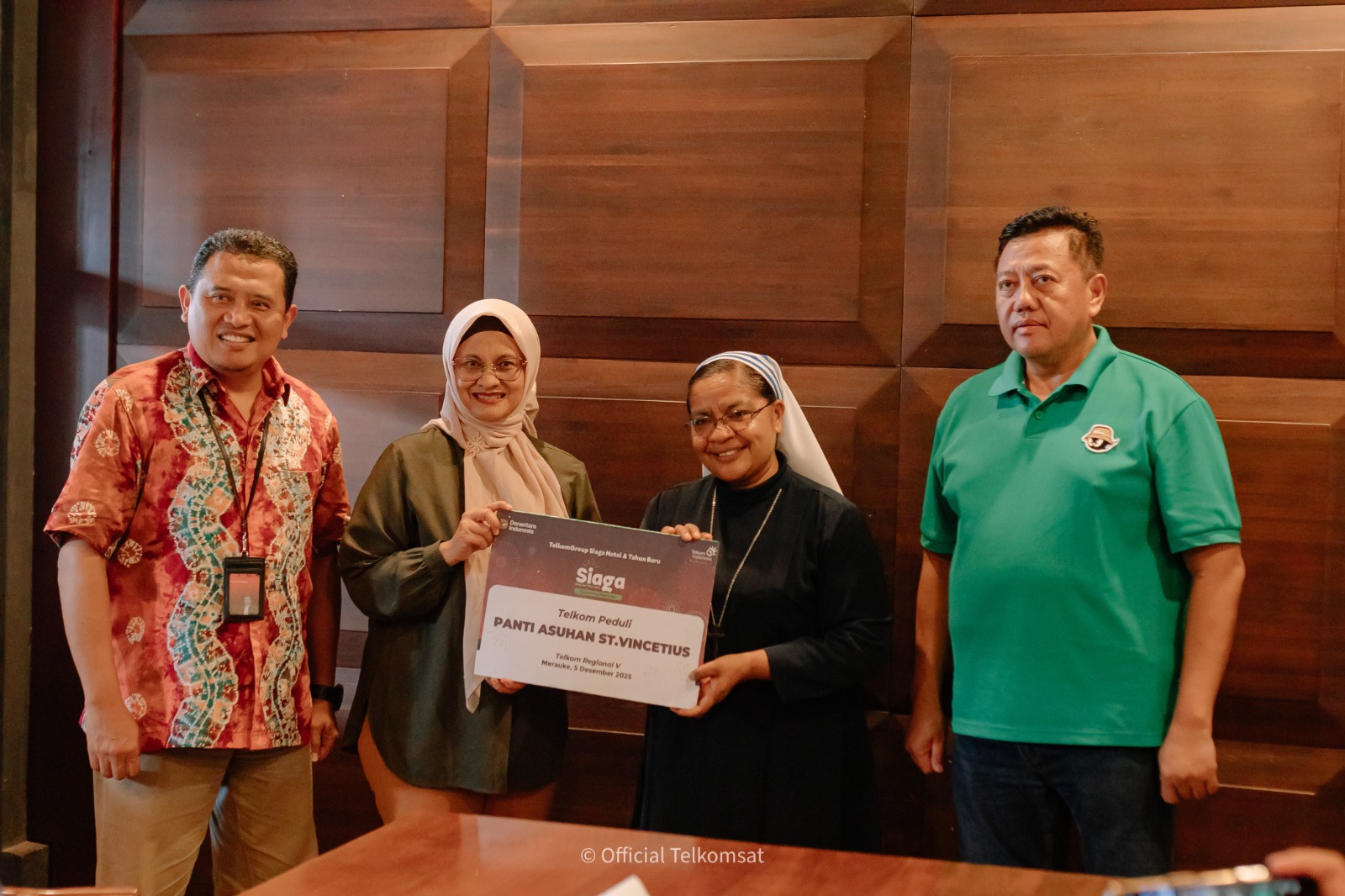Direktur Utama Telkom Dian Siswarini (kedua dari kiri) didampingi oleh EVP Telkom Regional V Amin Soebagyo (paling kiri) dan Direktur Utama Telkomsat Lukman Hakim Abd Rauf (paling kanan) saat menyerahkan bantuan kepada Panti Asuhan ST. Vincetius di Stasiun Bumi Merauke, Papua Selatan pada Jumat (5/11). Foto: Telkom Indonesia 