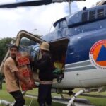 Proses distribusi bantuan logistik ke Desa Kuala II, Kecamatan Bintang, Kabupaten Aceh Tengah, Provinsi Aceh, Selasa (2/12/2025). Kondisi cuaca cukup menjadi tantangan dalam pendisribusian logistik. Tim gabungan tetap berupaya maksimal menjangkau lokasi menjadi titik pendaratan. Foto: Ist