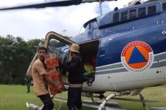 Proses distribusi bantuan logistik ke Desa Kuala II, Kecamatan Bintang, Kabupaten Aceh Tengah, Provinsi Aceh, Selasa (2/12/2025). Kondisi cuaca cukup menjadi tantangan dalam pendisribusian logistik. Tim gabungan tetap berupaya maksimal menjangkau lokasi menjadi titik pendaratan. Foto: Ist