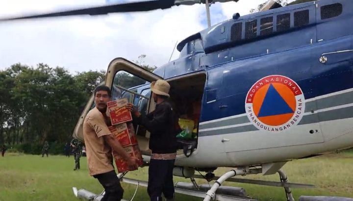 Proses distribusi bantuan logistik ke Desa Kuala II, Kecamatan Bintang, Kabupaten Aceh Tengah, Provinsi Aceh, Selasa (2/12/2025). Kondisi cuaca cukup menjadi tantangan dalam pendisribusian logistik. Tim gabungan tetap berupaya maksimal menjangkau lokasi menjadi titik pendaratan. Foto: Ist
