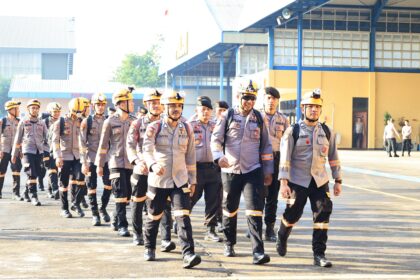 Korps Brimob kerahkan 300 personel, 300 Sabhara tambahan, dan 39 personel Samapta, unit anjing pelacak K9 khusus untuk memperkuat pencarian korban, membantu penanganan bencana di Aceh, Sumatera Barat, dan Sumatera Utara, Senin (1/12/2025). Foto: Ist