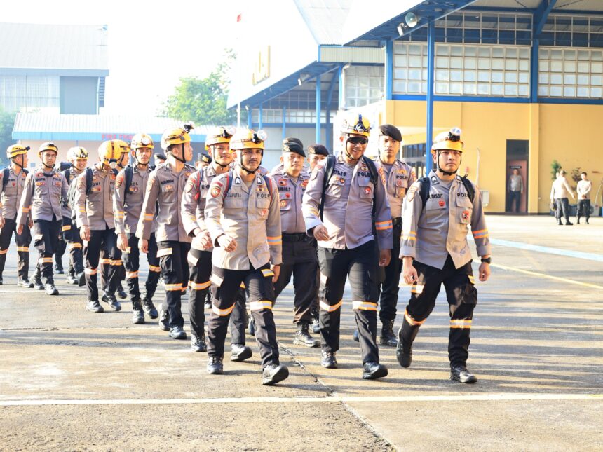 Korps Brimob kerahkan 300 personel, 300 Sabhara tambahan, dan 39 personel Samapta, unit anjing pelacak K9 khusus untuk memperkuat pencarian korban, membantu penanganan bencana di Aceh, Sumatera Barat, dan Sumatera Utara, Senin (1/12/2025). Foto: Ist