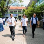 EVP Telkom Regional II Edie Kurniawan saat melakukan kunjungan ke SMP Negeri 4 Kota Bekasi dalam rangka acara peluncuran Program Digitalisasi Pembelajaran untuk Indonesia Cerdas, beberapa waktu yang lalu. Foto: Telkom Indonesia