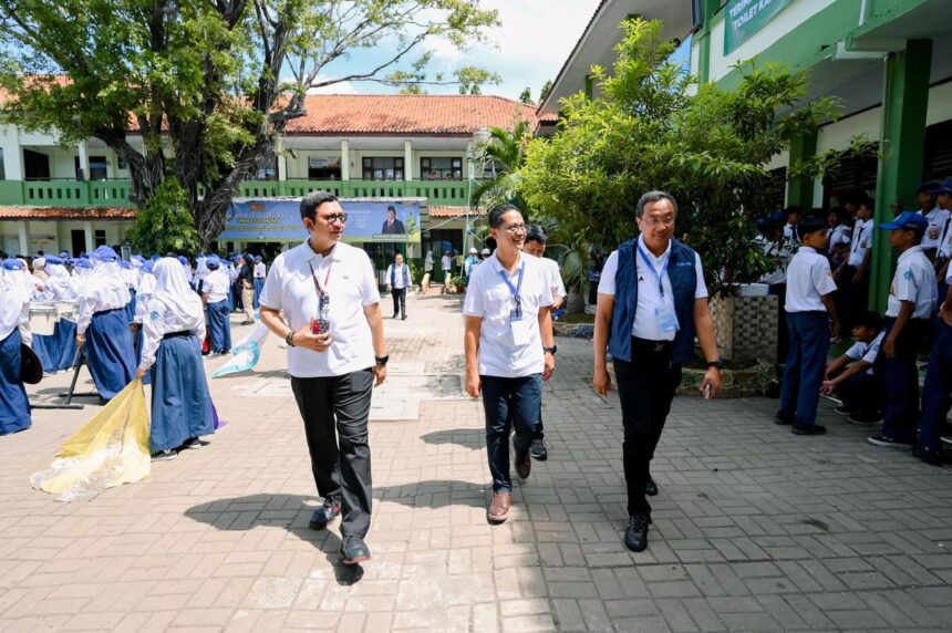 EVP Telkom Regional II Edie Kurniawan saat melakukan kunjungan ke SMP Negeri 4 Kota Bekasi dalam rangka acara peluncuran Program Digitalisasi Pembelajaran untuk Indonesia Cerdas, beberapa waktu yang lalu. Foto: Telkom Indonesia